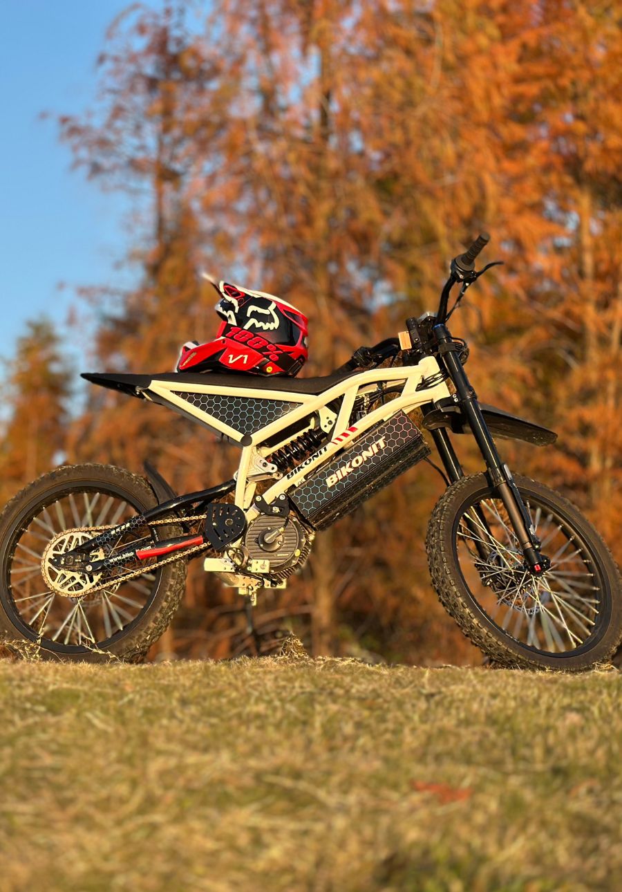 bikonit BK-28 Electric motorcycle with a helmet on a grassy area with trees in the background